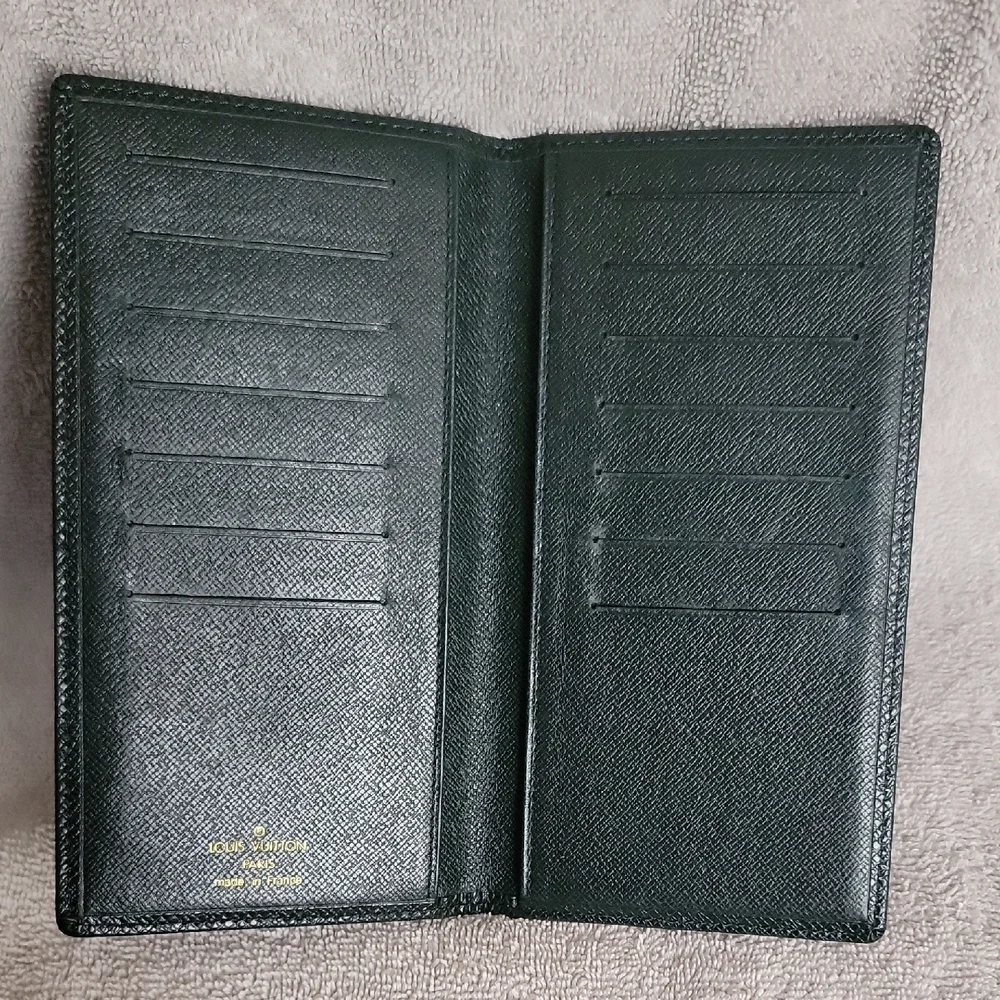 Louis Vuitton Black Wallets Minimalist Design - Picture 2 of 6